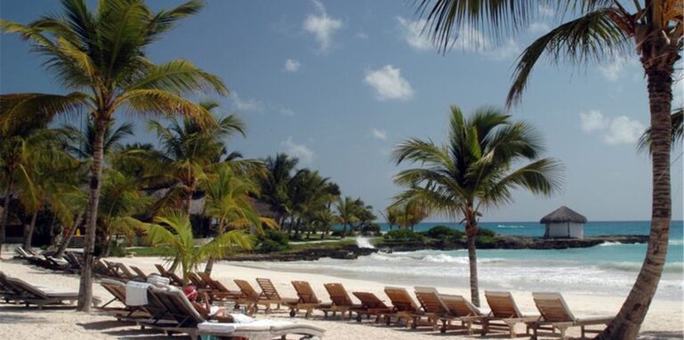 Winterflucht am Strand in Punta Cana: Die Dominikanische Republik in der Karibik empfängt ausländische Reisende.