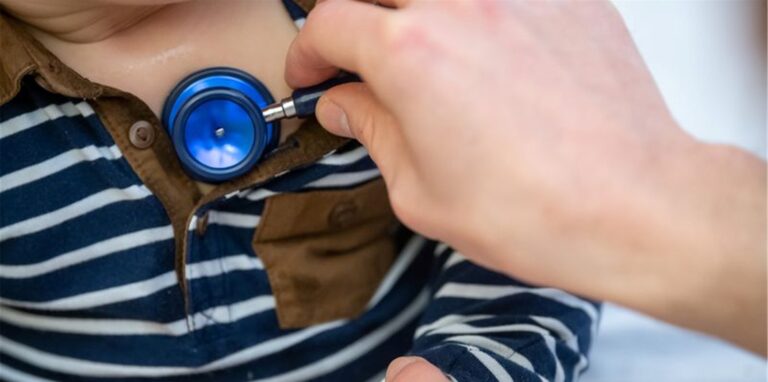 Ein Arzt untersucht ein Kind mit einem Stethoskop. Auffallend viele Kinder machen seit einigen Wochen Atemwegsinfekte durch, die eigentlich erst in den Wintermonaten zu erwarten sind.
