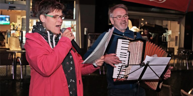 Aufgelockert wurde die Abschlussveranstaltung mit gemeinsamen Singen. Den Ton gaben Martina Lissner (Gesang) und Bernhard Wiemeyer (Akkordeon) vor.