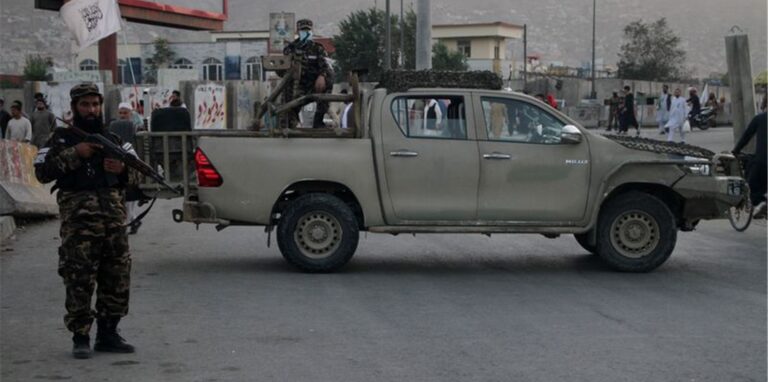 Ein Mitglied der Taliban steht in Kabul Wache. Bei einem Bombenanschlag in der afghanischen Hauptstadt wurden nahe einer Trauerfeier für die Mutter eines hochrangigen Taliban-Funktionärs mehrere Zivilisten getötet.