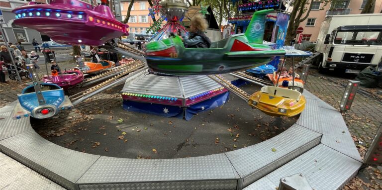 Familienkirmes in der Castroper Altstadt: Nach anderthalb Jahren Pandemie-Pause zieht der EUV eine positive Bilanz.