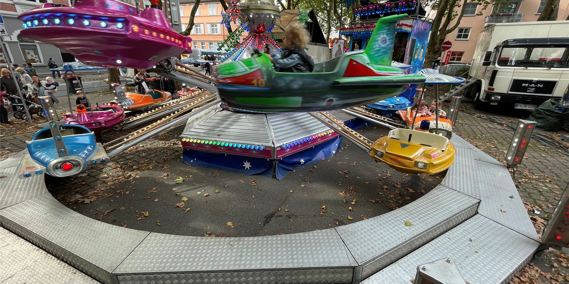 Familienkirmes in der Castroper Altstadt: Nach anderthalb Jahren Pandemie-Pause zieht der EUV eine positive Bilanz.