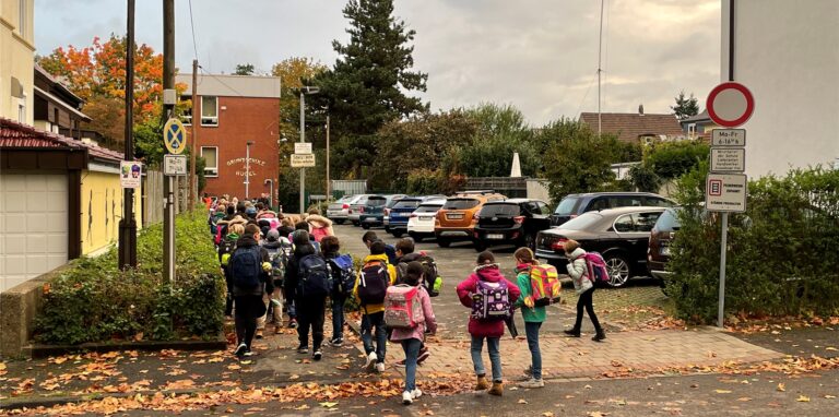 Kinder auf dem Weg zur Grundschule Am Hügel in der Castroper Altstadt.
