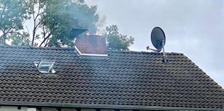Aus einem Kamin an der Schlenkestraße schlagen am Mittwochnachmittag Flammen.