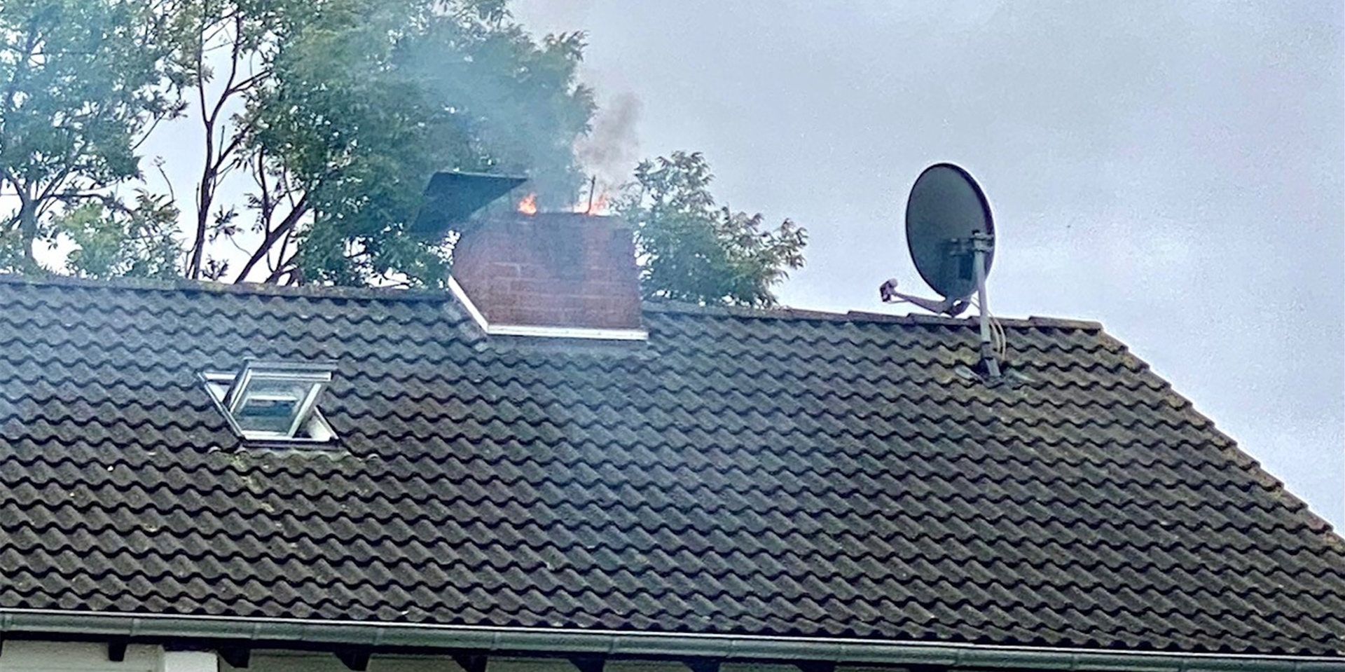 Aus einem Kamin an der Schlenkestraße schlagen am Mittwochnachmittag Flammen.