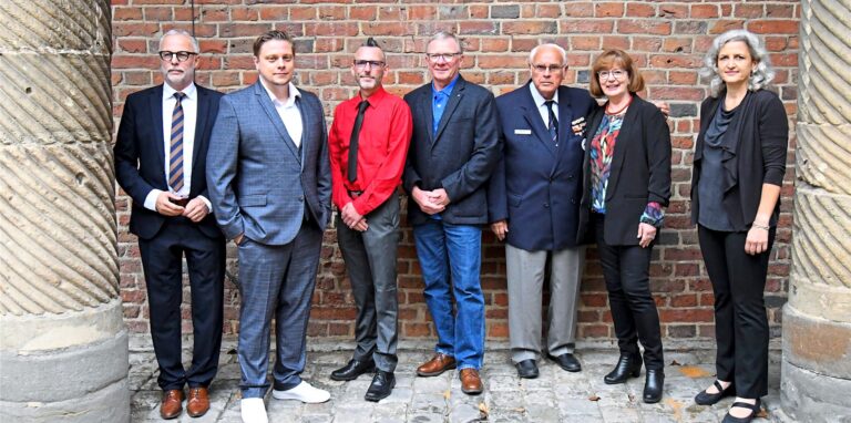 Hertens Bürgermeister Matthias Müller (l.) hat die Bürgerpreises 2020 verliehen an (v.l.) Michael Holtschulte, Dennis Hölker, Günter Wienforth, Hans-Jürgen Mrotz, Christine Dickel und Mirjam Gördes.