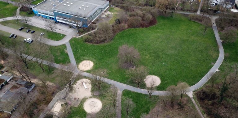 Auf der Grünfläche hinter dem Hallenbad soll eine attraktive Spiel- und Sportfläche entstehen. Die Luftaufnahme stammt aus dem März 2020, auch da gab es schon Planungen.
