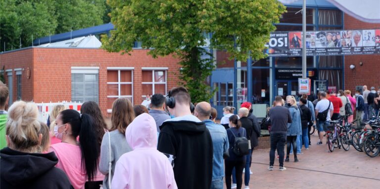Lange Schlangen bildeten sich Ende August vor dem Gemeinschaftshaus Wulfen, als Stadt und Kreis dort ein niederschwelliges Impfangebot machten.