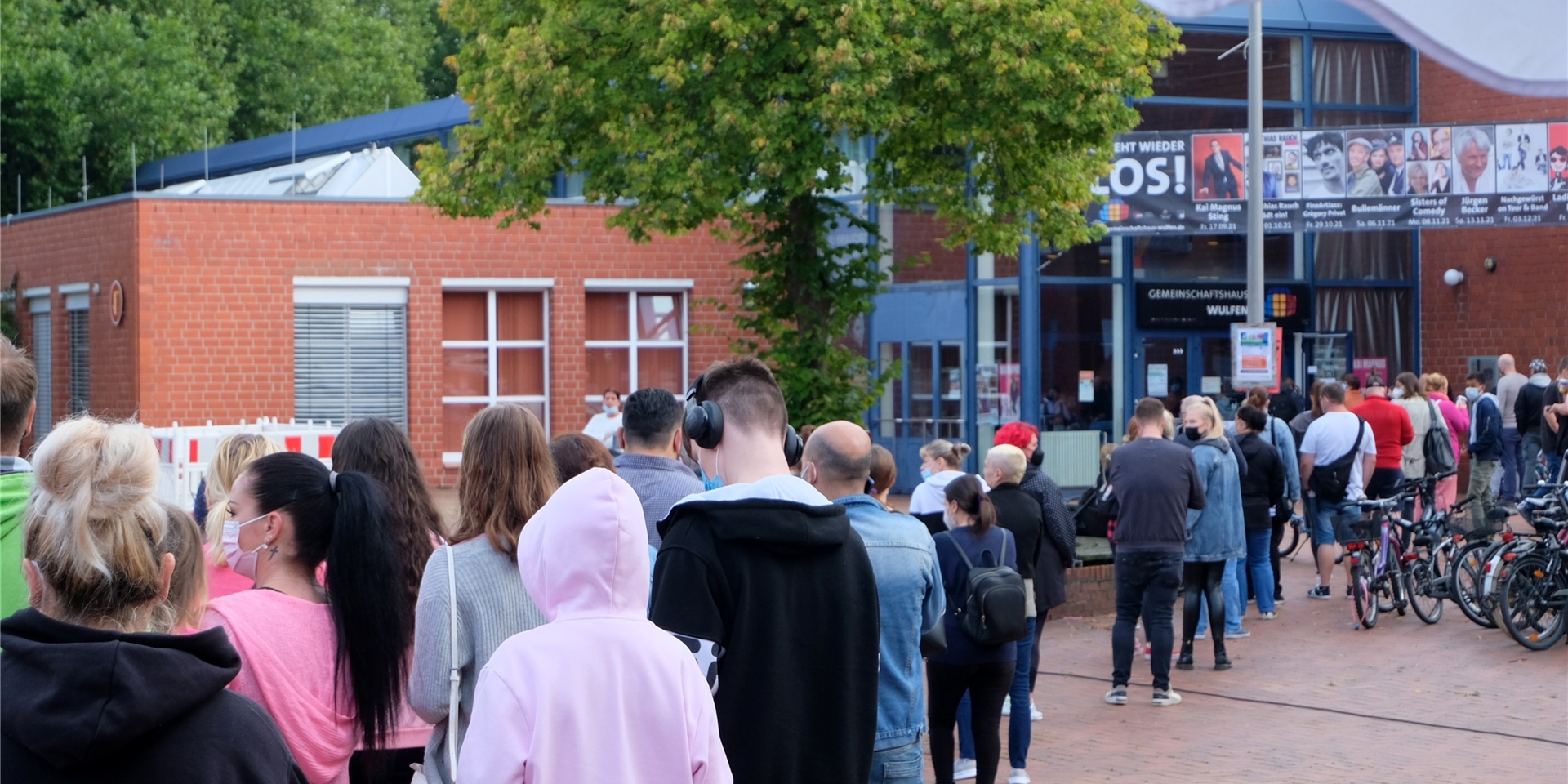 Lange Schlangen bildeten sich Ende August vor dem Gemeinschaftshaus Wulfen, als Stadt und Kreis dort ein niederschwelliges Impfangebot machten.