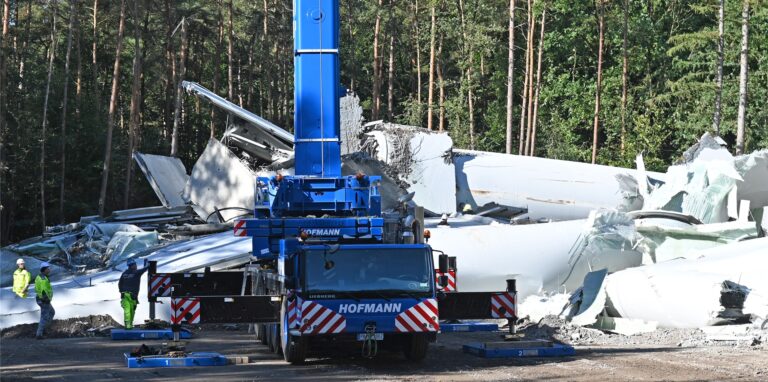Unter diesem Trümmerhaufen lag die Bottom-Box des eingestürzten, einst 249 Meter hohen Windrades.