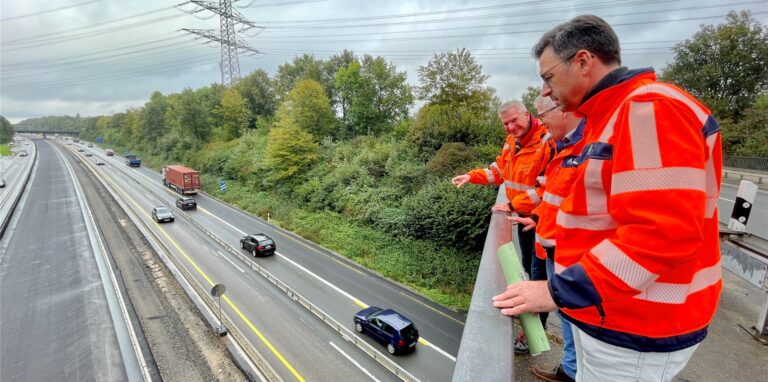Für Ingenieur Marcus Seidel, Heiko Kemper (Autobahnmeisterei Dorsten) und Markus Bröker (Autobahn GmbH, von hinten) lief die Autobahnsanierung zwischen Feldhausen und Dorsten bislang ziemlich reibungslos. Eine Fahrbahn in Richtung Süden ist fertig, am Montag wechseln die Bauarbeiter nach außen.