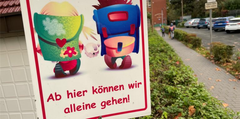 Damit Eltern ihre Kinder nicht bis vor die Schultür fahren, gibt es an manchen Schulen eigens Schilder, die sagen: Ab hier gehen die Kinder am besten zu Fuß.