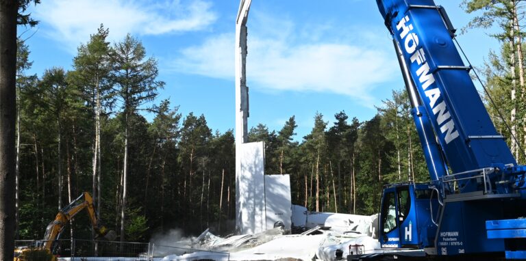 Mit schweren Geräten wurde der Windrad-Turm einige Tage nach dem Einsturz abgetragen.
