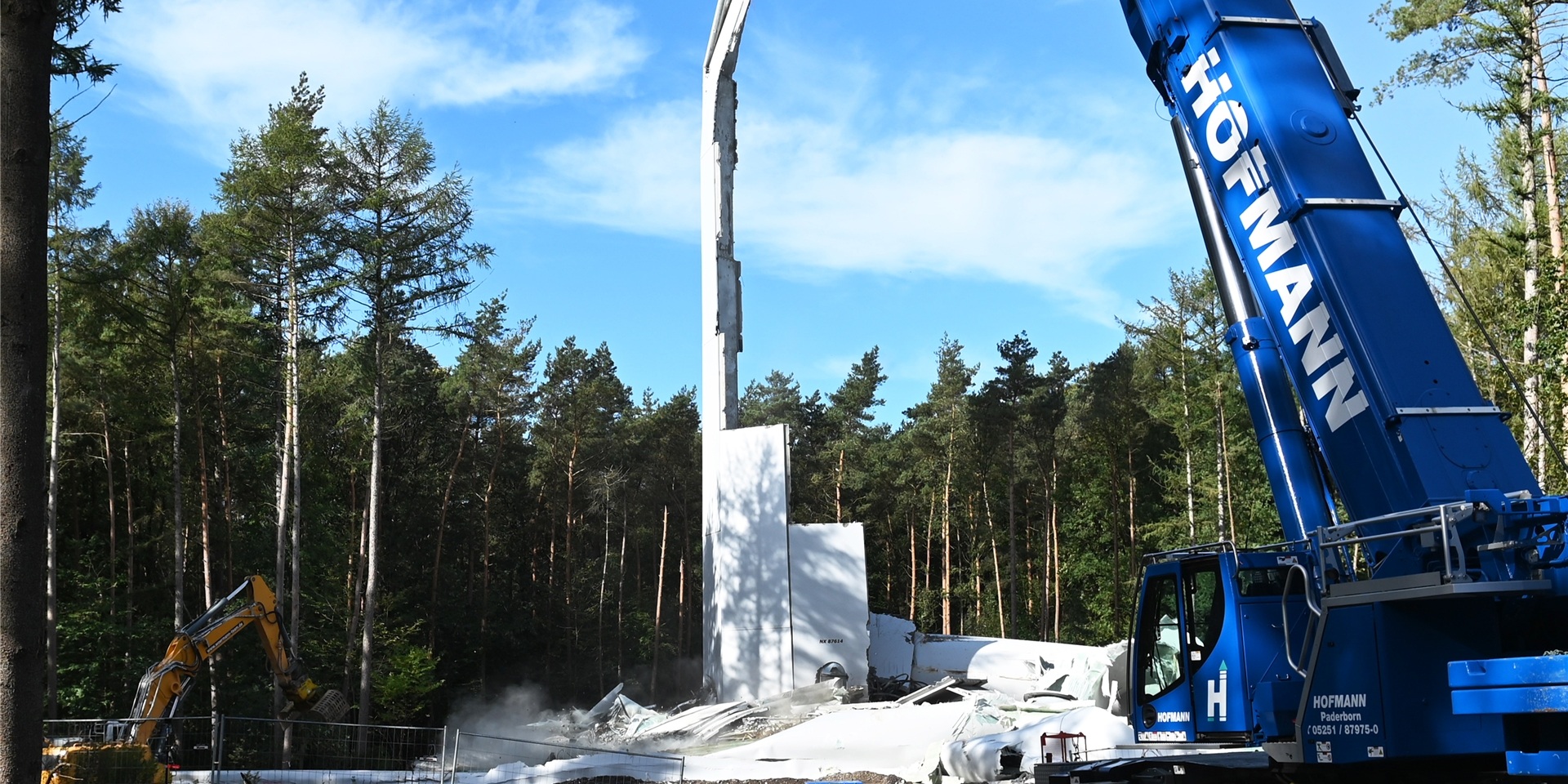 Mit schweren Geräten wurde der Windrad-Turm einige Tage nach dem Einsturz abgetragen.
