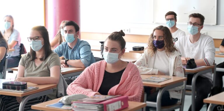 Bilder wie dieses könnten bald der Vergangenheit angehören. Anfang November könnte die Maskenpflicht im Unterricht entfallen.