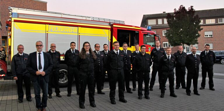Die Feuerwehr Herten befördert und überstellt ihre Mitglieder. Kreisbrandmeister Robert Gurk, Bürgermeister Matthias Müller und Feuerwehrleiter Stefan Lammering (v.l.) danken den Mitgliedern für ihren Einsatz.