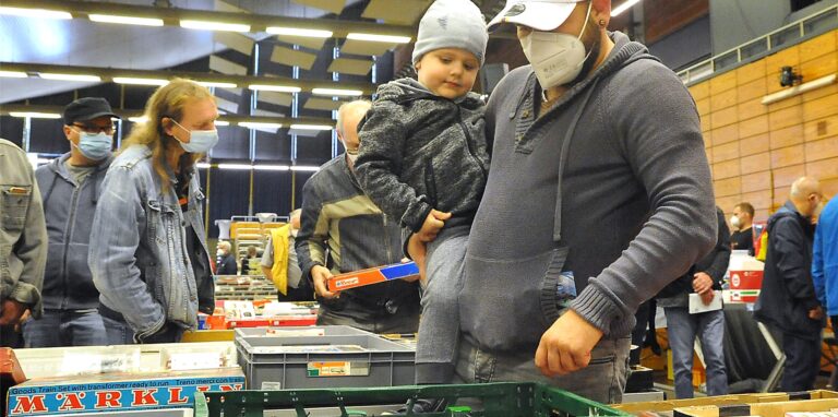 Papa Hendrik kauft seinem zweijährigem Sohn Henry bei der Spielzeug- und Modelleisenbahnmarkt in der Europahalle einen Spielzeug-Traktor.
