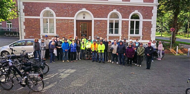 „Abradeln“ auf Ewald: Bei schönstem Herbstwetter starten 40 Radler gemeinsam am Besucherzentrum zur Fahrradtour, die das Ende der Saison 2021 markiert.