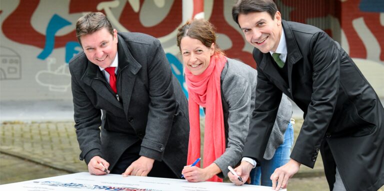 Bürgermeister Rajko Kravanja, Schulleiterin Dr. Kerstin Bröker und und Prof. Dr. Uli Paetzel, Vorstandsvorsitzender der Emschergenossenschaft, (v.l.) unterzeichnen die Kooperationsvereinbarung.