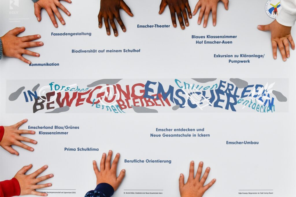 title attribut Ihre Unterschrift setzen die Kooperationspartner unter die symbolische Zeichnung der „Kooperation in Bewegung bleiben – Emscher erleben“.