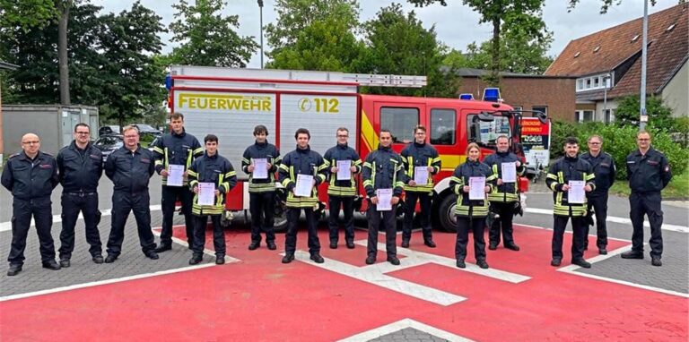 Teilnehmer und Ausbilder des Feuerwehr-Grundlehrgangs nach bestandener Prüfung (v. l.): die Ausbilder Pierre Klasmann, Fabian Diekötter und Mike Huge, die Teilnehmer Thilo Bredtmann, Leon Kesseboom, Jan Heinbach, Jan Kubiak, Damian Suchowiersch, Justin Ruppik, Jan Reimann, Kim Skupin, Torsten Japp und Anastasios Pavlidis sowie die Ausbilder Rudolf Weiner und Florian Strucksberg.