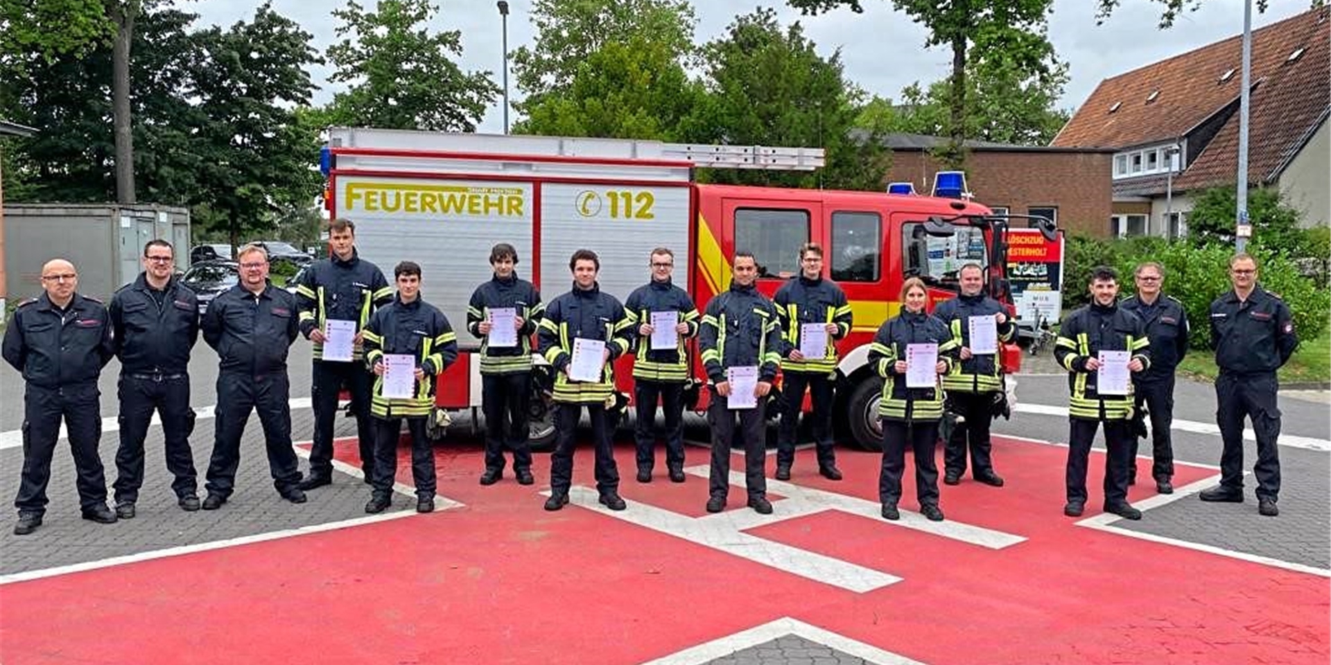Teilnehmer und Ausbilder des Feuerwehr-Grundlehrgangs nach bestandener Prüfung (v. l.): die Ausbilder Pierre Klasmann, Fabian Diekötter und Mike Huge, die Teilnehmer Thilo Bredtmann, Leon Kesseboom, Jan Heinbach, Jan Kubiak, Damian Suchowiersch, Justin Ruppik, Jan Reimann, Kim Skupin, Torsten Japp und Anastasios Pavlidis sowie die Ausbilder Rudolf Weiner und Florian Strucksberg.
