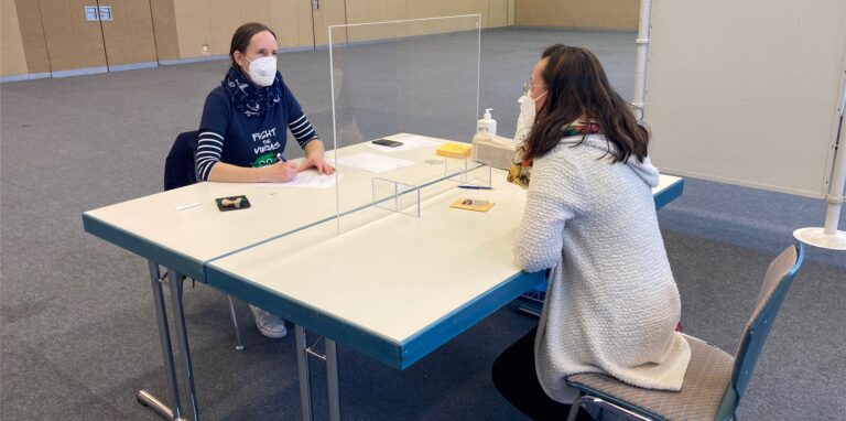 Aktuell steige laut Dr. Christiane Trogemann (l.) vor allem die Nachfrage nach dem Grippe-Impfstoff.