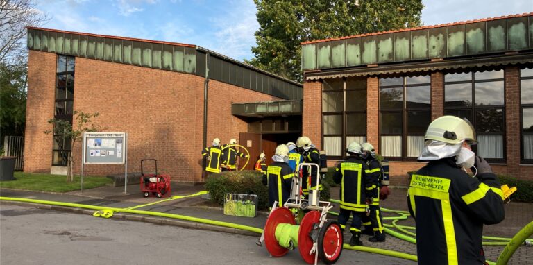 Bei einem Brand an der Erlöserkirche in Henrichenburg musste die Feuerwehr am Montagnachmittag vor Ort löschen.