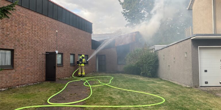 Bei einem Brand an der Erlöserkirche in Henrichenburg musste die Feuerwehr am Montagnachmittag vor Ort löschen.