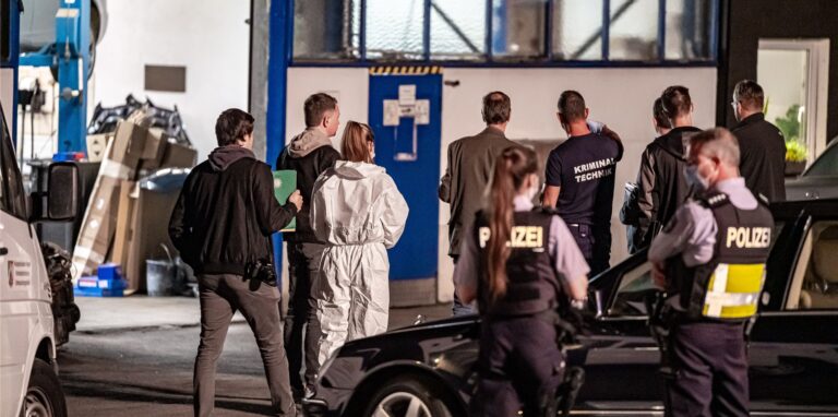 Einsatzkräfte vor der Werkstatt des Getöteten: Beschuldigt ist ein 20-jähriger Ex-Praktikant.