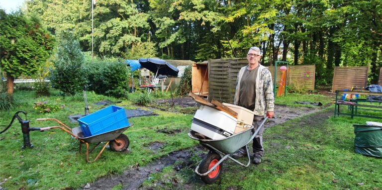 Die Gehwegplatten sind schon entfernt, Hütten und Zäune kommen auch noch weg: Wilhelm Schneller räumt seine Parzelle auf dem Bertlicher Grabeland.
