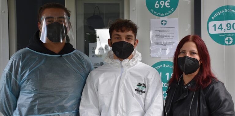 Atur Tsoy, Melih Demirhan, Corina Bromberek testen an der Station vor dem Atlantis. Die Tests haben nicht abgenommen, sondern eher zugenommen. „Das liegt denke ich an den Herbstferien“, sagt Corina Bromberek.