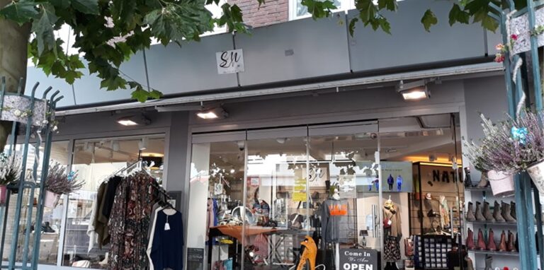 Auch das Schuhgeschäft „Shoes & More“ ist aktuell auf Mitarbeitersuche in Haltern am See.