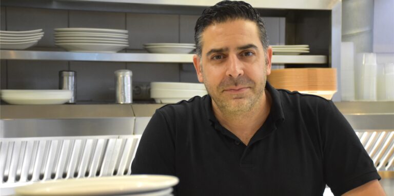 Dimitris Voultsidis ist mit Blick auf die zahlreichen steigenden Kosten, die monatlich auf ihn zukommen besorgt.