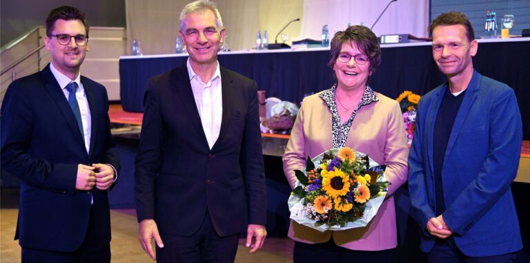 Bürgermeister Klaus Pesch beglückwünschte die vom Rat frisch gewählten künftigen Mitglieder des Verwaltungsvorstandes: Patrick Anders (l.), Petra Cremer und Prof. Dr. Bert Wagener (r.).