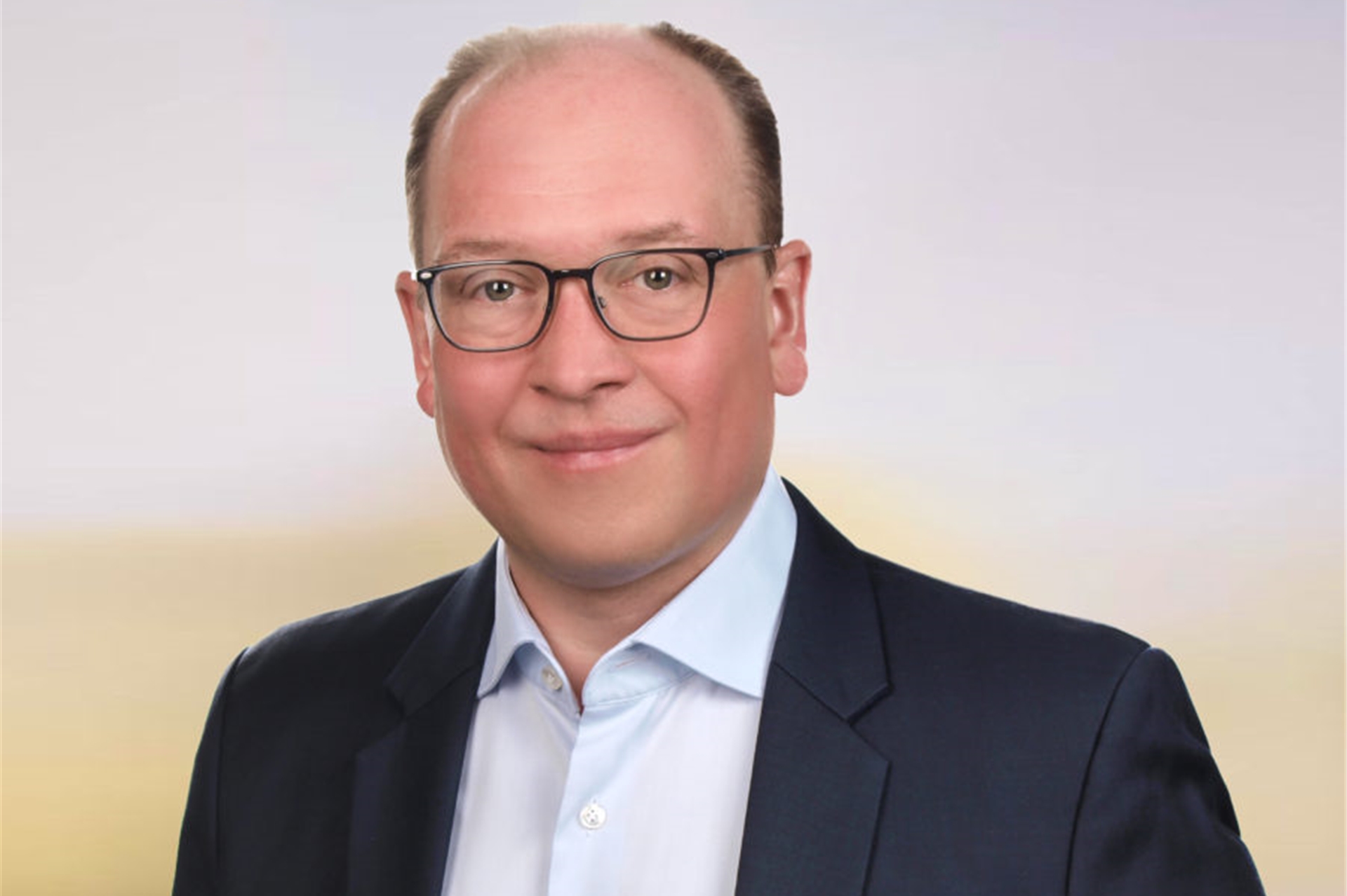 Ein Mann mit Brille.