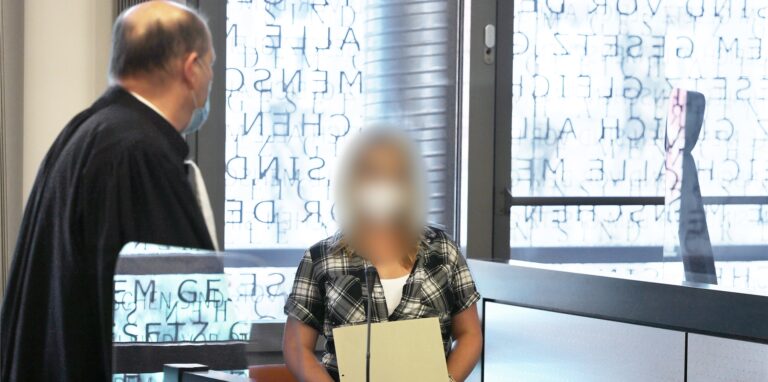Die angeklagte Mutter (r) spricht mit einem ihrer Anwälte.