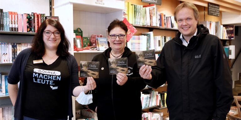 Gisela Schmitt (Mitte) stellte ihre CD in der Buchhandlung Kortenkamp mit Mitarbeiterin Annabell Boehnke und Pfarrer Michael Ostholthoff vor.
