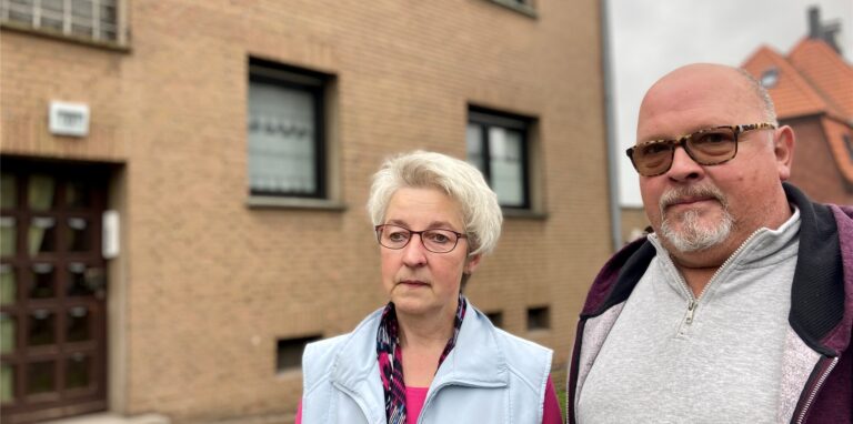 Brigitte und Helmut Nawroth vor ihrem Haus an der Karolinenstraße. Hier wollten sie längst einen Anbau realisieren. Aber die Baugenehmigung fehlt bis heute.