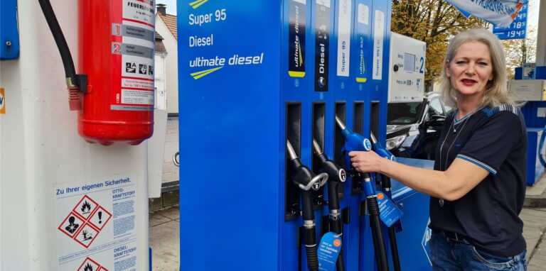 Anja Kleimann spürt den Ärger der Kunden an der Tankstelle.