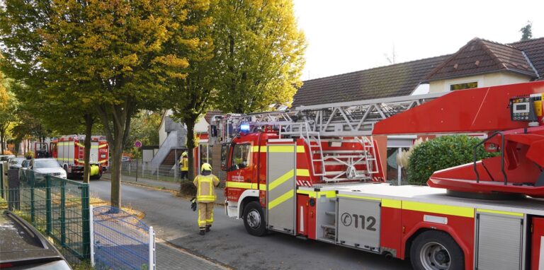 Die Feuerwehr rückte am Mittwoch (21.10.) zur Kita an der Oskarstraße aus, weil eine Erzieherin Gasgeruch bemerkt hatte.
