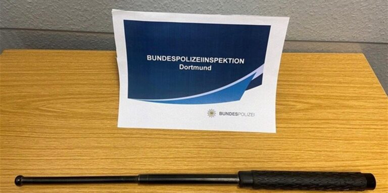 Diesen Teleskopschlagstock hat die Bundespolizei bei einem Castrop-Rauxeler im Gelsenkirchener Hauptbahnhof am Mittwoch (20.10.21) beschlagnahmt.