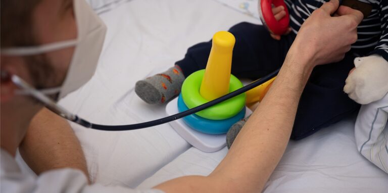 Kinder leiden in diesem Jahr „ungewöhnlich früh und stark“ unter anderem an sogenannten Respiratorischen Synzytial-Virus-Infektionen (RSV), einer Atemwegserkrankung.
