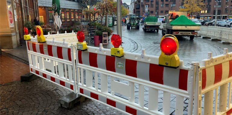 Die Baustelle zum Austausch des Markt-Pflasters macht Fortschritte. Seit Donnerstag kann man nicht mehr vom Biesenkamp zum Markt fahren.