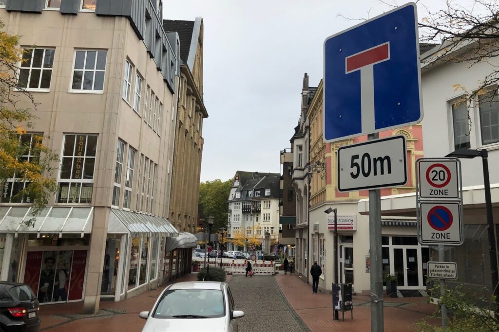 Ein Sackgassen-Schild macht klar, dass es für Autofahrer aktuell kein Durchkommen vom Biesenkamp zum Markt gibt.