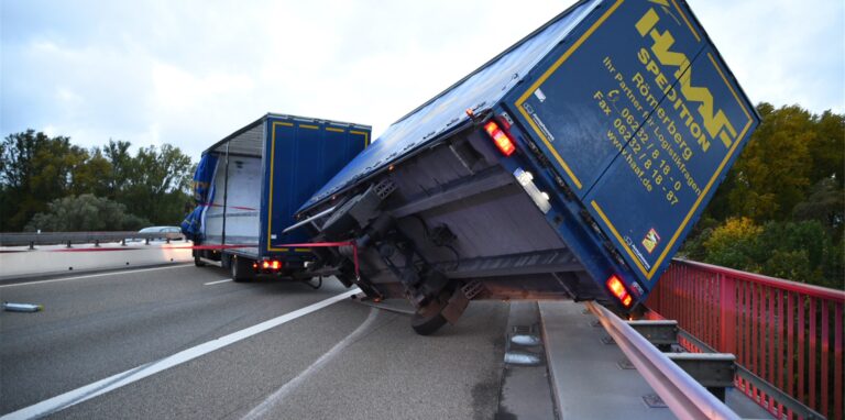 Auf der Rheinbrücke in Hockenheim steht ein Lastwagen quer. Aufgrund mehrerer querstehender Lkws auf der Brücke, die Teil der Teil der Bundesautobahn 61 ist, wurden alle Fahrbahnen in jede Richtung gesperrt. Derzeit geht die Polizei davon aus, dass die anhalten Sturmböen den Anhänger eines Lastwagens erfassten und dieser so umstürzte.