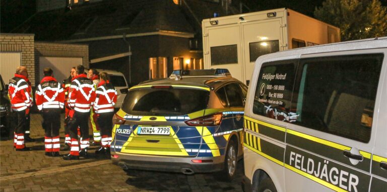 Bei einer Razzia in einem Gebäude in Aldenhoven im Kreis Düren sind verdächtige Objekte aufgetaucht.