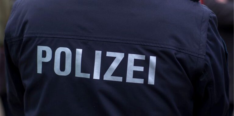 In Gelsenkirchen wurde ein Jugendlicher mit einem exotischen Messer von der Polizei gestoppt.