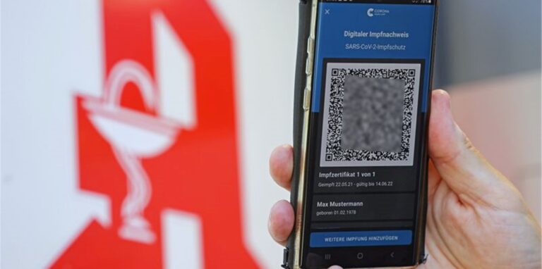 Eine Mitarbeiterin einer Münchner Apotheke soll gemeinsam mit Komplizen dafür nötige QR-Codes gefälscht und im Internet verkauft haben.