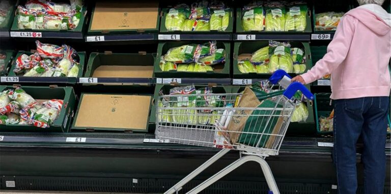 Teilweise leere Regalen in einem Supermarkt,in London. Corona und Brexit haben die Lieferketten auf den Kopf gestellt.